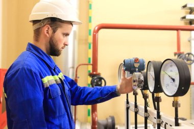 Müfettiş Isıtma kazan sistemi üzerinde basınç göstergeleri kontrol