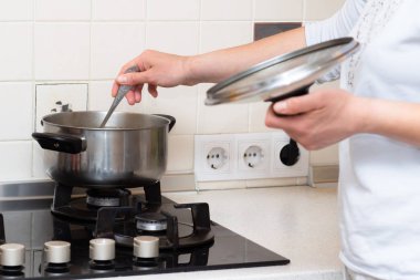 Karısı kocası için yemek mutfakta hazırlar