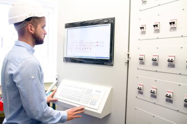 Mühendis uzaktan kumandalar elektrik santrali