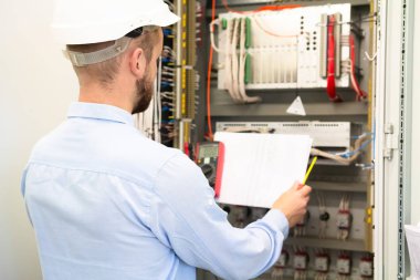 Profesyonel elektrikçi içinde hardhat okur elektrik düzeni yakın c
