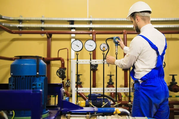 De ingenieur past druksensoren op industriële raffinaderij installatie aan — Stockfoto