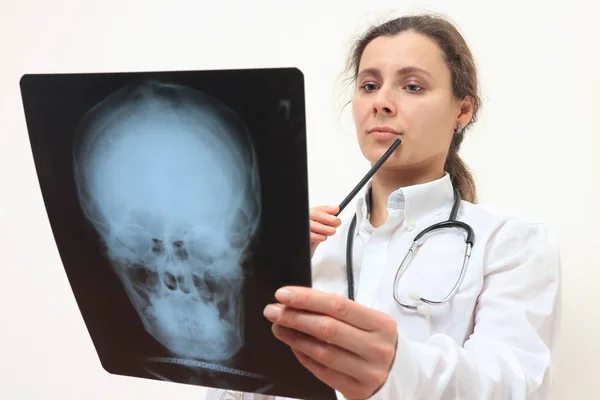 엑스레이를 보고 있는 여성 여자 의사 — 스톡 사진