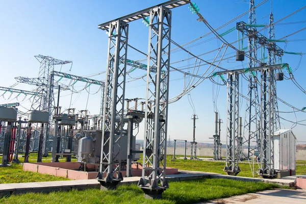 Hoogspanning elektrische onderstation — Stockfoto