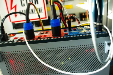 Röle korumalar güç Trafo Merkezleri üzerinde test etmek için elektrik test cihazı.