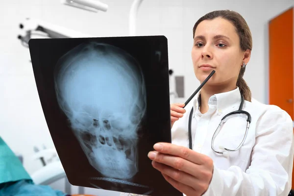 Vrouw medische arts te kijken naar x-ray beeld in het ziekenhuis — Stockfoto