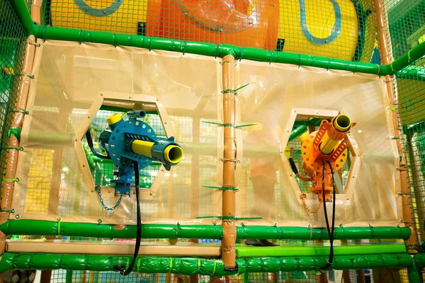 Barn kanoner blasters underhållning lekplats — Stockfoto
