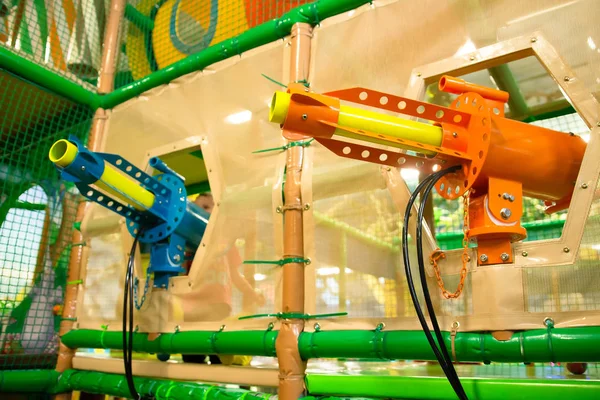 Pistoler kanoner blasters i barn lek och underhållning center — Stockfoto