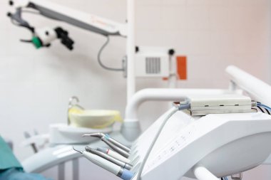 Office diş Kliniği, Dişçi ekipmanları.