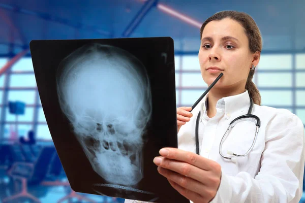사무실에서 여성 의사 엑스레이 결과를 보고 병원에서 — 스톡 사진