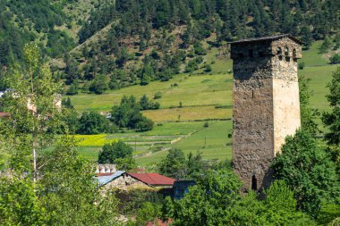 Svaneti tepe üzerinde kuleleri. Gürcistan'daki antik svan Kulesi