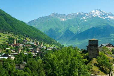 Manzara Svaneti bölgesi, Georgia. Mestia dağ köyü, tepeler ve arka plan üzerinde yüksek dağlar Svan kuleleri