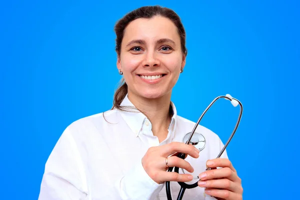 Jonge vrouwelijke friendly Doctor met stethoscoop in uniform — Stockfoto