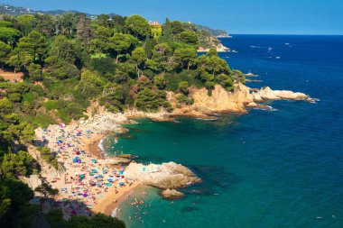 Bir Lloret de Mar Costa Brava sahil. Akdeniz, güzel deniz manzarası. İspanyol deniz resort beach yaz tatili