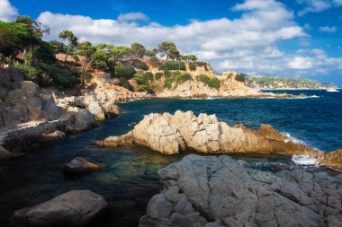 Bir Lloret de Mar, Costa Brava, İspanya kayalık sahil deniz doğal peyzaj.