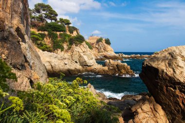 Akdeniz deniz Lloret de Mar, Costa Brava, İspanya İspanyol kıyısında kayalık deniz manzarası