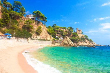 Bir Lloret de Mar, İspanya, Costa Brava güzel kumlu plaj. İspanyol tatil turkuaz su