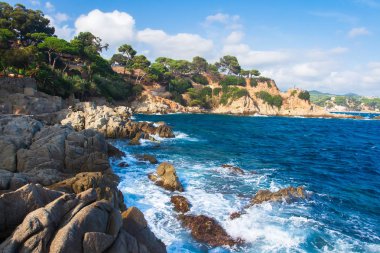 Costa Brava deniz manzarası. Kayalara sea Beach Lloret de Mar, İspanya. İspanyol kayalık sahil.