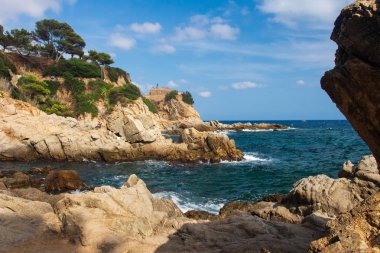 Kayalık deniz Costa Brava, İspanya. Akdeniz denizinde İspanyol sahil peyzaj