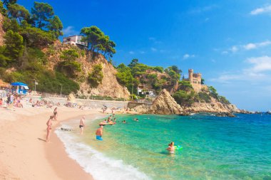 Yüzme insanlar ve kumlu plaj Lloret de Mar güneşli yaz gününde dinlenin