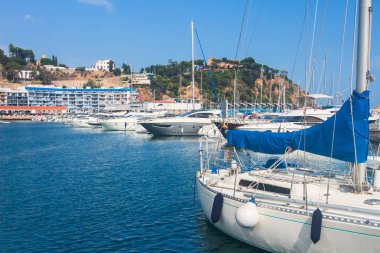 Beyaz bir mavi marina bay, Blanes, Costa Brava, İspanya yatlar.