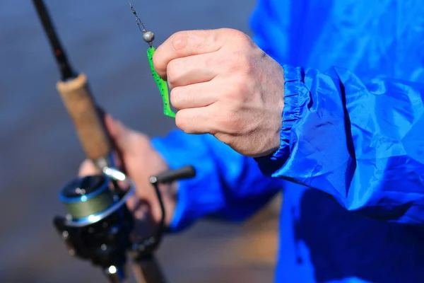 Pescador sostiene girando y cebo de cerca. Pesca —  Fotos de Stock