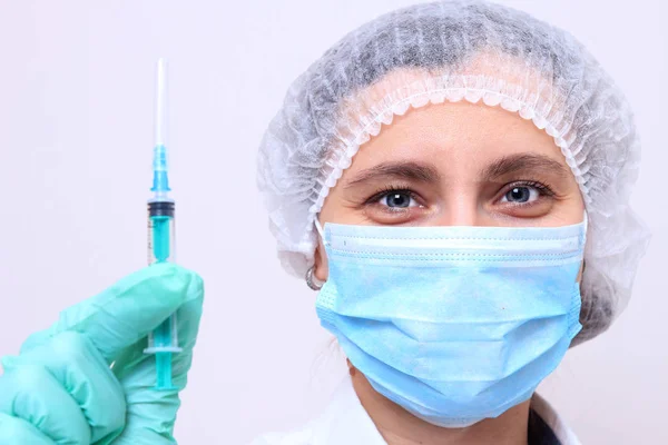 Медичний працівник у масці з ін'єкціями. Лікар тримає вакцину в — стокове фото