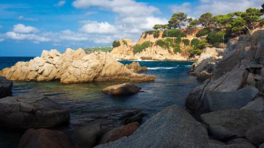 Costa Brava, Ispanya kayalık plaj ile güzel deniz manzarası. 