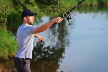 Adam yem atar. Balıkçı çubuğu ile balıkçı