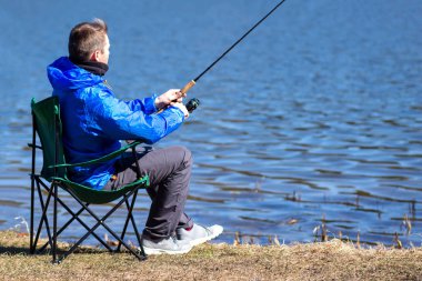 Fishing Rod ile sandalyede oturan balıkçı Lak balık alıcı