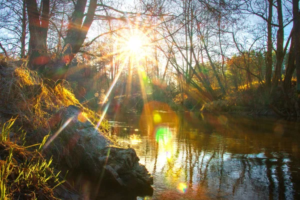 Frühlingslandschaft auf wildem Fluss. Sonnenaufgang am Ufer — Stockfoto