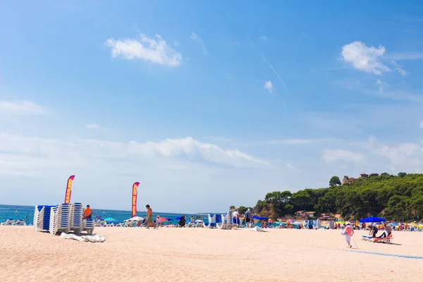 Playa de arena en Lloret de Mar, Costa Brava, España con personas — Foto de Stock