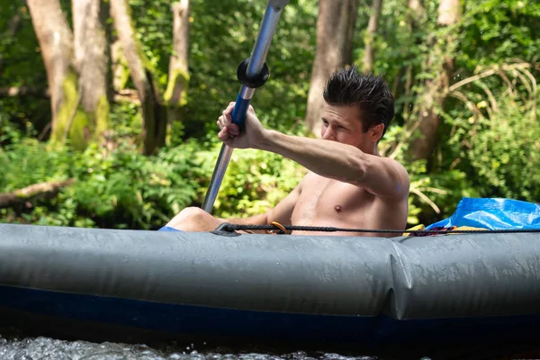 Flößerei. Mann rudert Paddel im Kajak. — Stockfoto