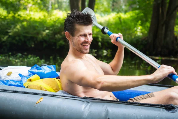 Ein lächelnder Mann paddelt im Kajak beim Rafting. Kajak — Stockfoto