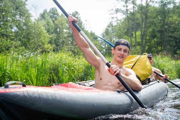 Kayak de rivière avec des amis. Deux hommes en barque pagayent — Photo