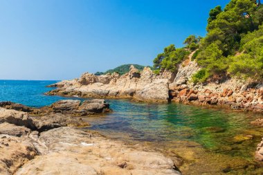 Yaz gününde manzara deniz kıyısı. Costa Brava deniz manzarası. Mediterra