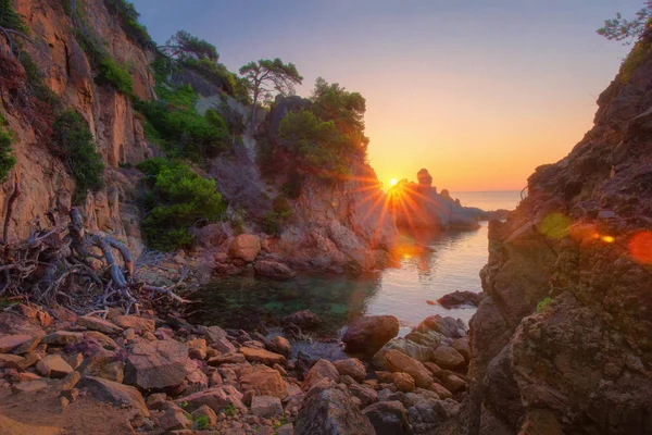 Paisaje marino escénico al amanecer. Hermoso paisaje marino con rocas a — Foto de Stock