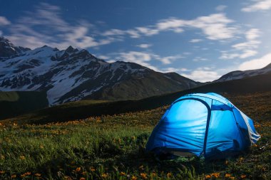 Geceleri dağlarda turist kampı. Gece mounta yürüyüşçüler çadır
