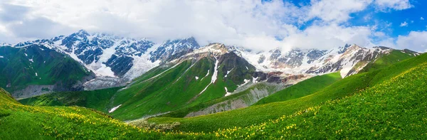 Πανοραμικό τοπίο των βουνών του Καυκάσου — Φωτογραφία Αρχείου