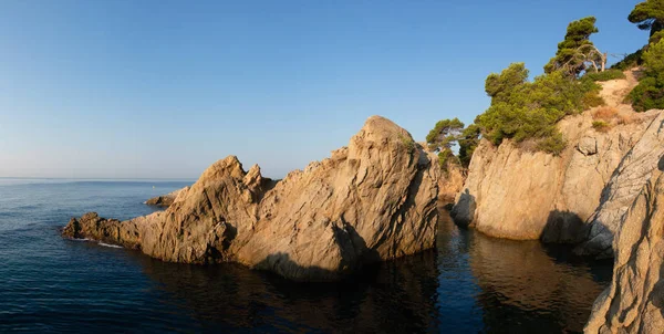 Marina de verão cênica da costa espanhola em Costa Brava — Fotografia de Stock