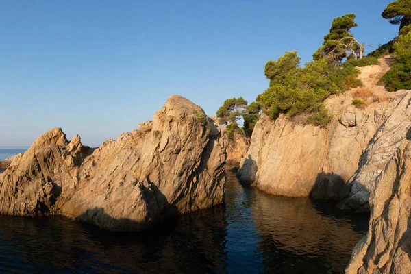 Sziklák a tenger partján Spanyolországban. Seascape a Costa Brava. Díszlet s — Stock Fotó