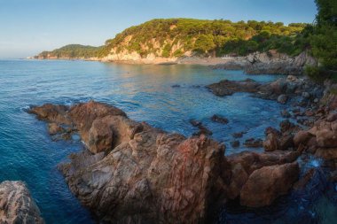 Costa Brava 'da kayalık deniz Plajı