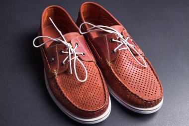 Yeni kahverengi deri ayakkabı