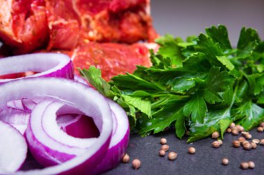 Taze çiğ gıdalar kırmızı et, soğan ve yeşillikler