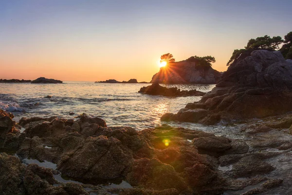 Costa Brava paisaje de costa marina a la luz del sol. Rocas y acantilados en — Foto de Stock