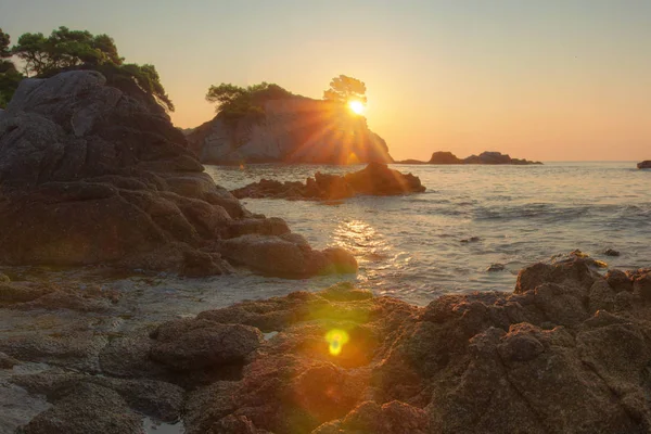 Costa Brava costa a la luz del sol de la mañana. Escénica playa de mar landscap — Foto de Stock