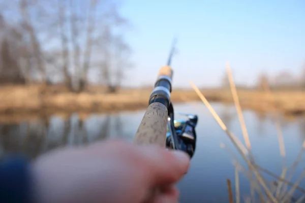 Pesca en el río de primavera con spinning —  Fotos de Stock