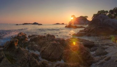 Sunri'de Costa Brava'da kayalık sahilin muhteşem sabah manzarası