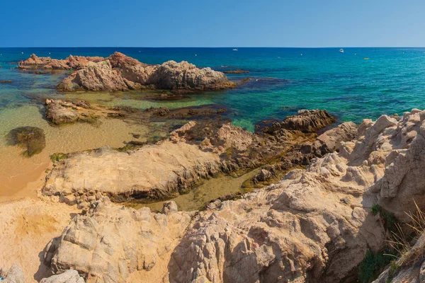 Skála na písčité mořské rekreační pláži Costa Brava, Lloret de Mar — Stock fotografie