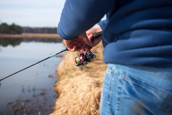 Pêcheur attrapant des poissons en filant. Pêche sur la rivière. Homme avec — Photo