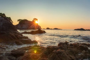 Costa Brava, İspanya'da deniz kıyısında parlak gündoğumu
